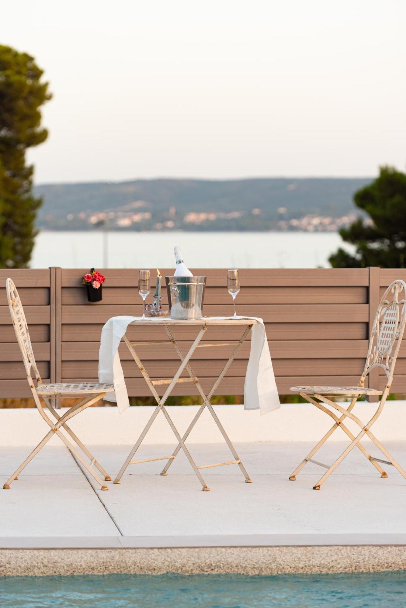 Beach Haven House With Pool And Jacuzzi Kaštela Kültér fotó
