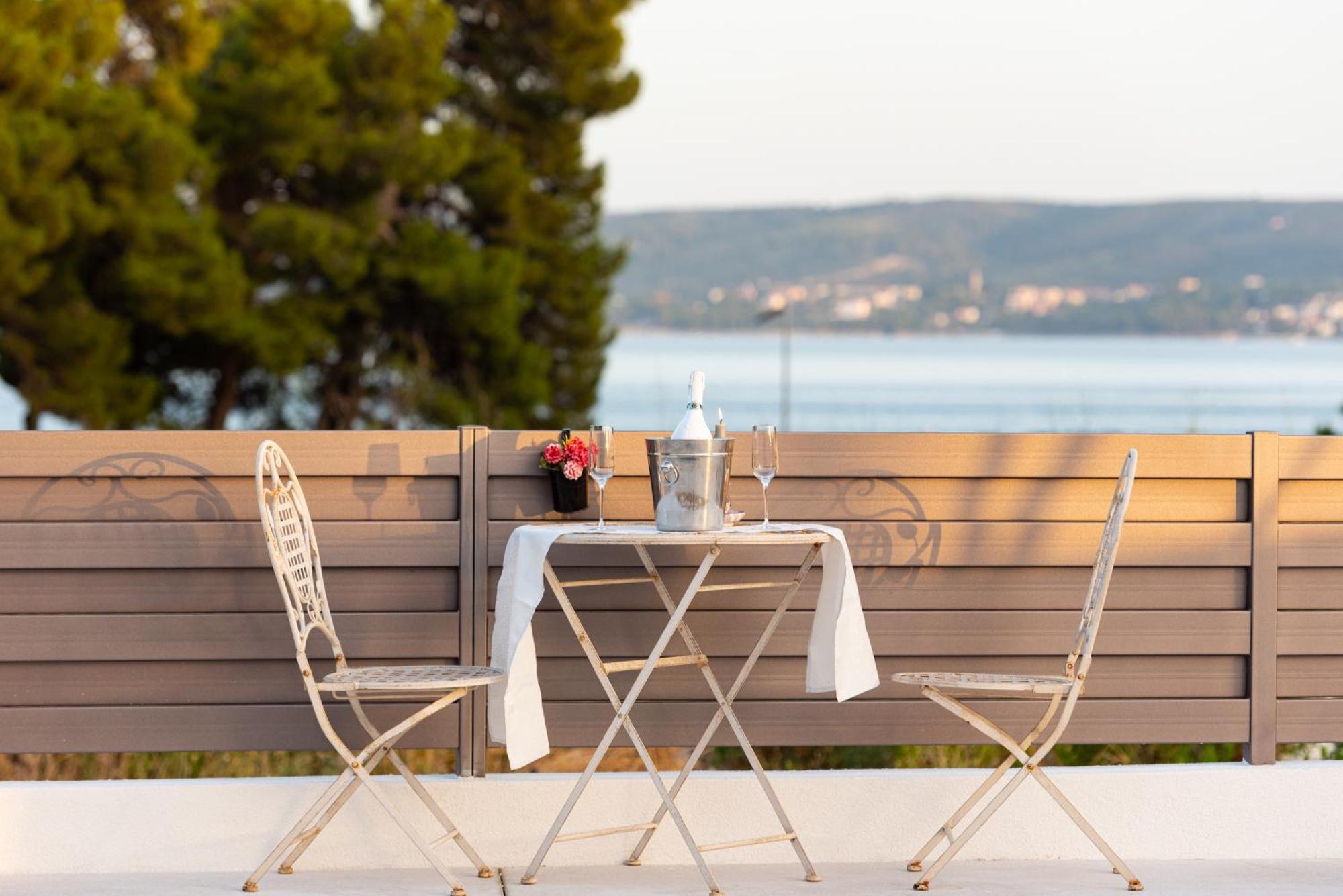 Beach Haven House With Pool And Jacuzzi Kaštela Kültér fotó
